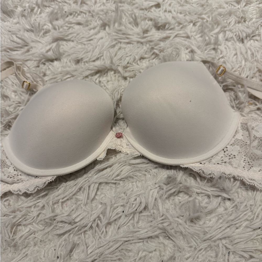 VICTORIA’S SECRET Elegant White Lace Push-Up Bra
